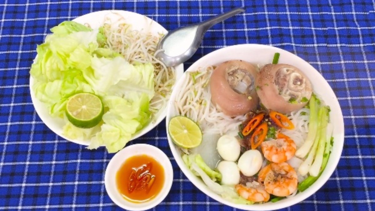 Hủ tiếu giò heo trứng cút