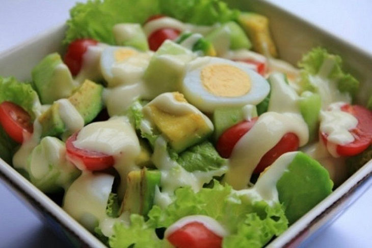 Bước 2 Làm nước sốt và trộn salad Salad bơ trứng gà