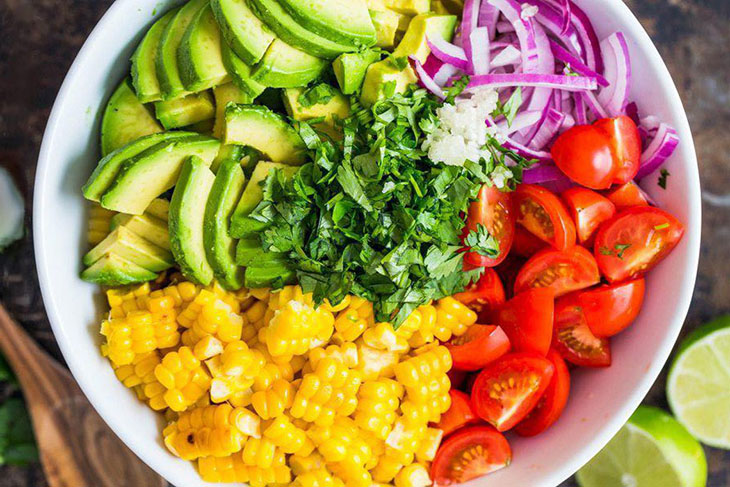 Bước 1 Sơ chế nguyên liệu Salad bơ cá hồi
