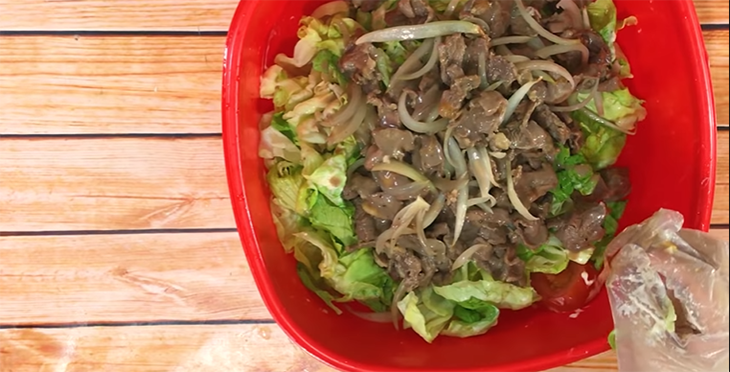 Bước 3 Trộn salad Salad bơ thịt bò