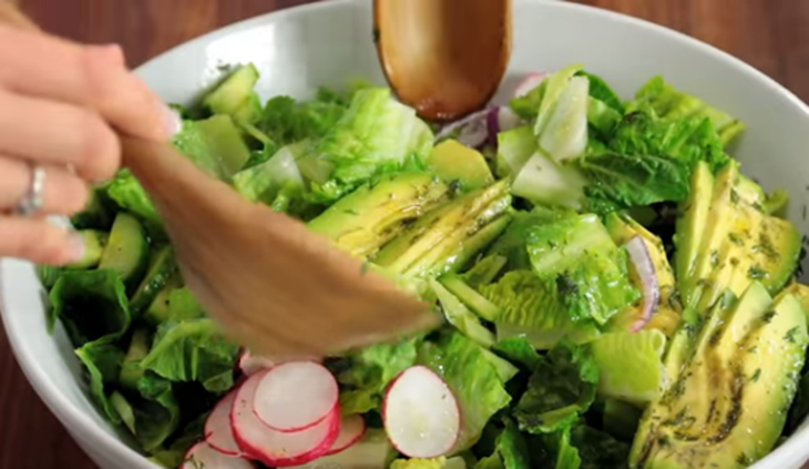 Bước 3 Trộn salad Salad bơ cá hồi