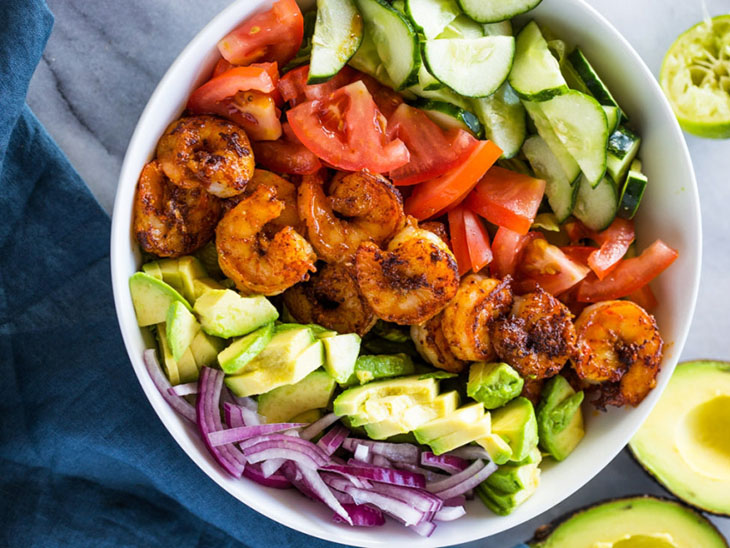 Bước 3 Trộn salad Salad bơ hải sản