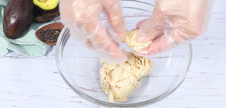Bước 1 Sơ chế nguyên liệu Salad bơ ức gà