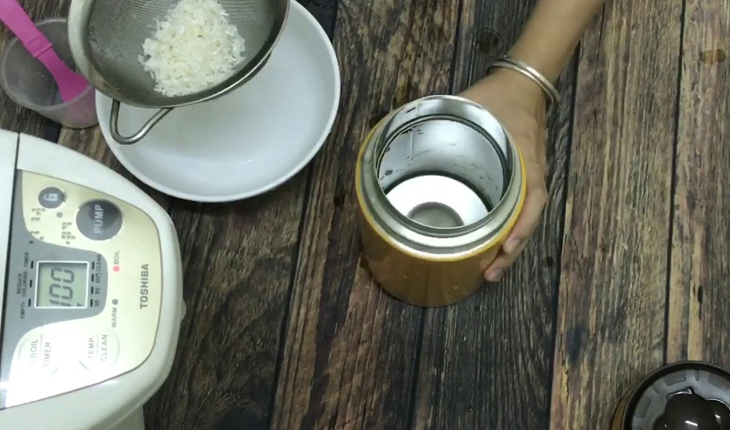 Cho gạo đã vo vào bình giữ nhiệt
