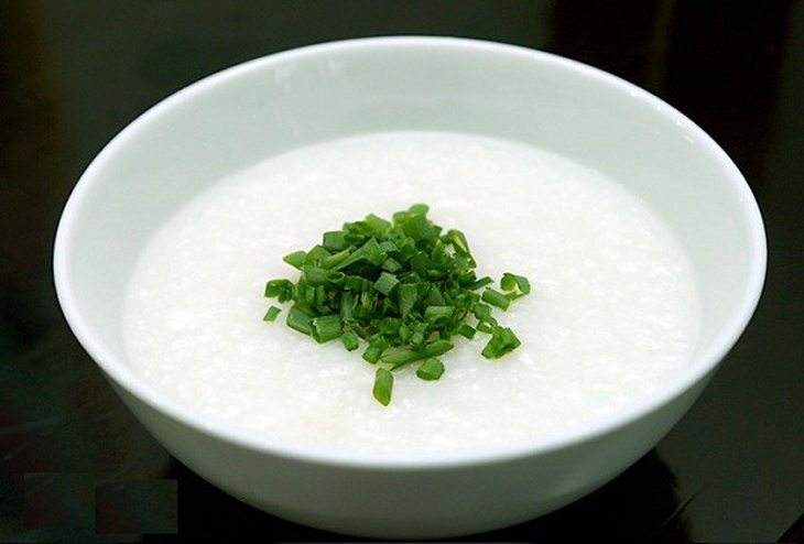 Cho cháo ra tô