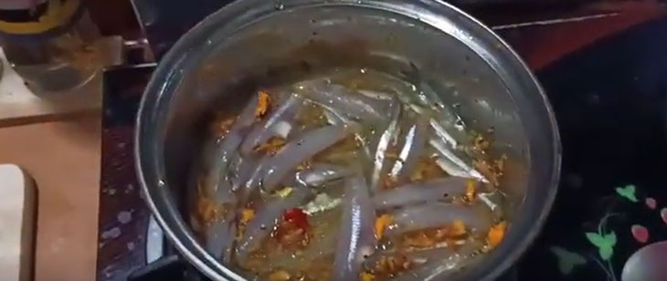 Bước 2 Kho cá cơm Cá cơm kho nghệ