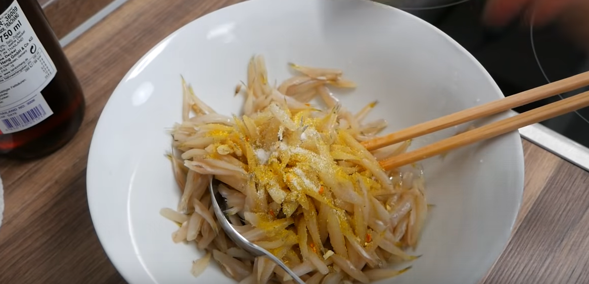 Bước 1 Sơ chế nguyên liệu Cá cơm kho nghệ