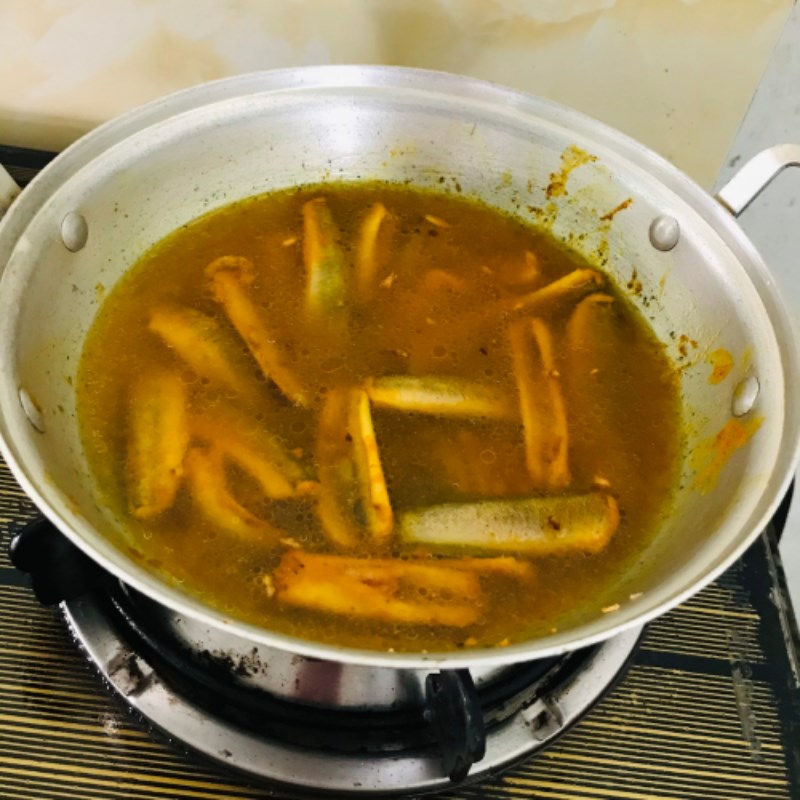 Bước 3 Kho cá Cá chạch kho sả nghệ nước dừa