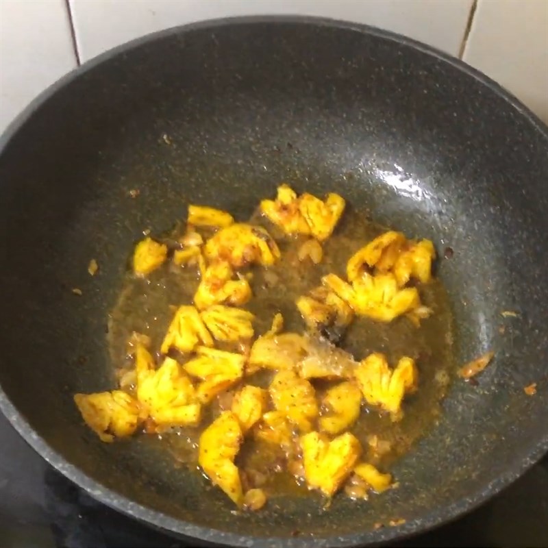 Bước 4 Kho cá Cá trích kho dứa (thơm)