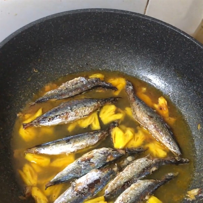Bước 4 Kho cá Cá trích kho dứa (thơm)