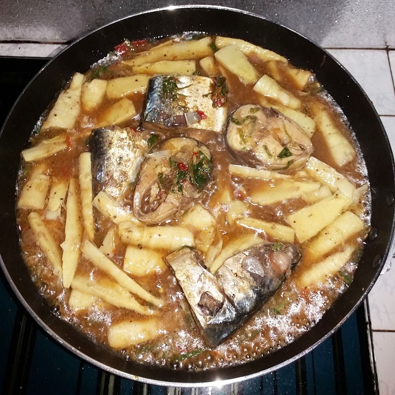 Bước 4 Kho cá với măng Cá thu Nhật - cá saba kho măng le