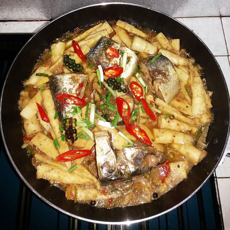 Bước 4 Kho cá với măng Cá thu Nhật - cá saba kho măng le