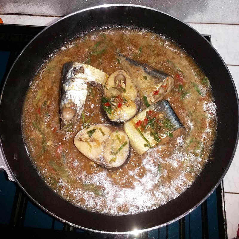 Bước 4 Kho cá với măng Cá thu Nhật - cá saba kho măng le