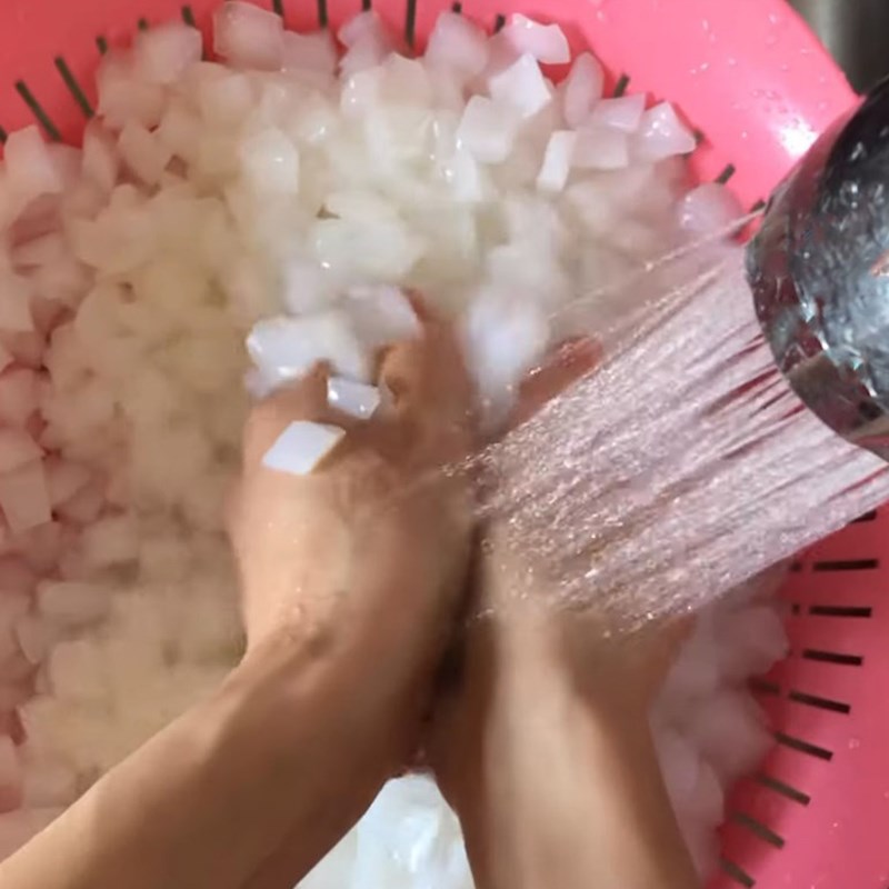 Bước 1 Khử chua và làm sạch thạch dừa khô Thạch dừa thô