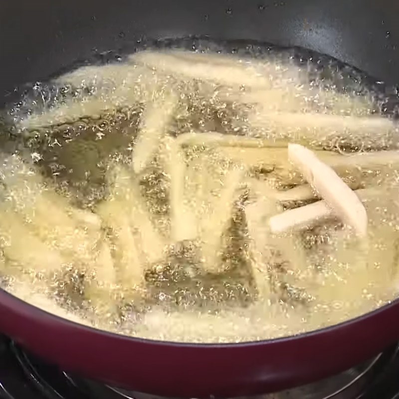Bước 2 Chiên mì căn và luộc sơ rau củ Bắp non xào mì căn
