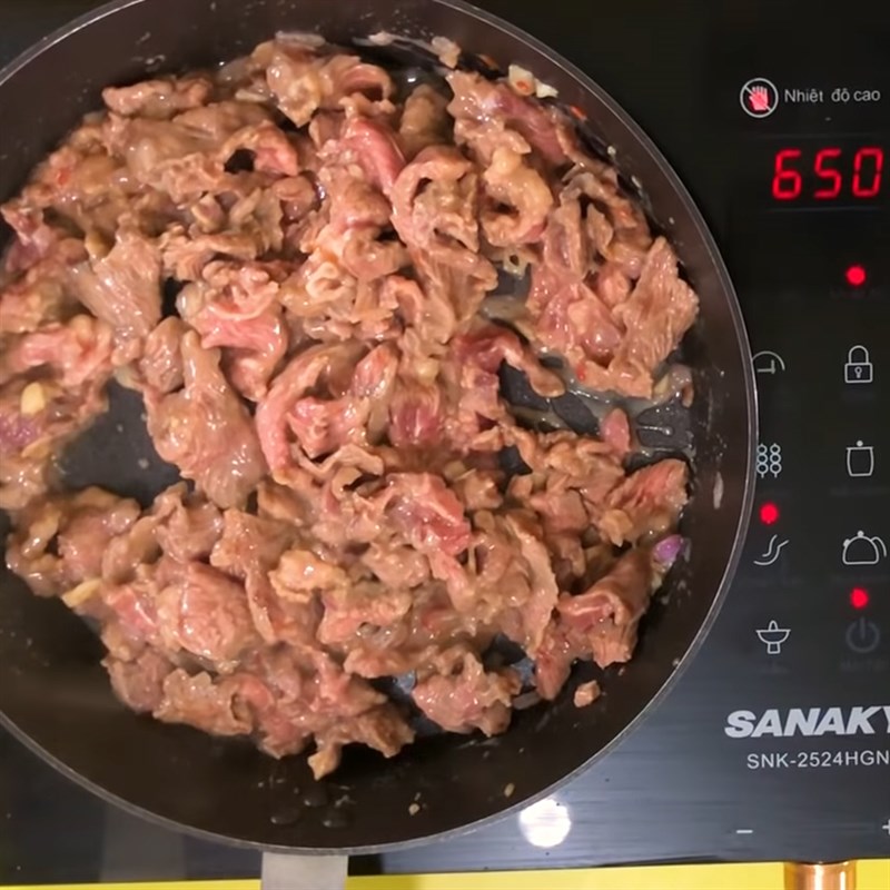 Bước 4 Xào sơ thịt bò Thịt bò xào cà chua