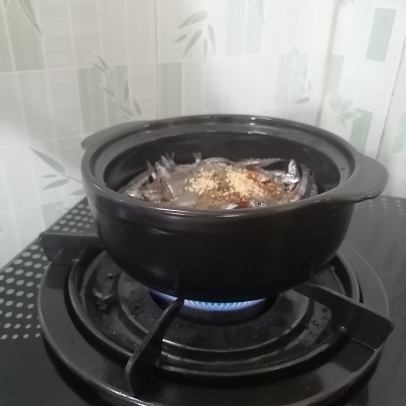 Bước 3 Làm cá cơm kho tiêu Cá cơm kho tiêu