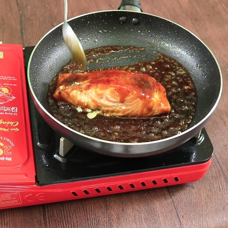 Bước 4 Làm cá hồi sốt teriyaki Phi lê cá hồi áp chảo sốt Teriyaki