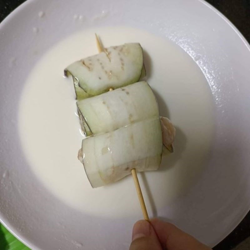 Bước 3 Làm cà tím cuộn thịt chiên giòn Cà tím cuộn thịt chiên giòn
