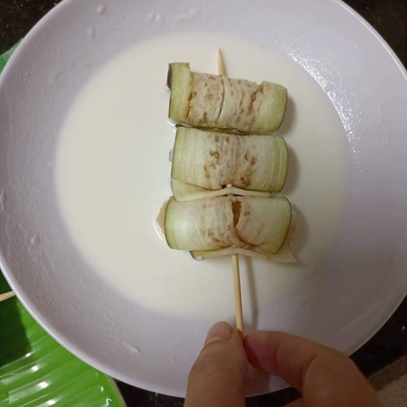 Bước 3 Làm cà tím cuộn thịt chiên giòn Cà tím cuộn thịt chiên giòn