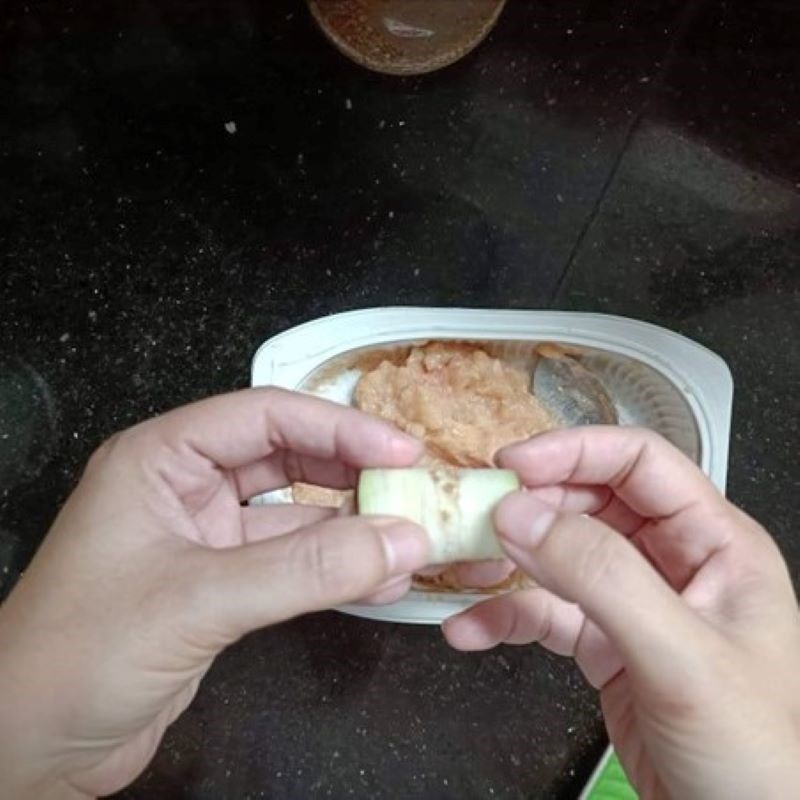 Bước 3 Làm cà tím cuộn thịt chiên giòn Cà tím cuộn thịt chiên giòn