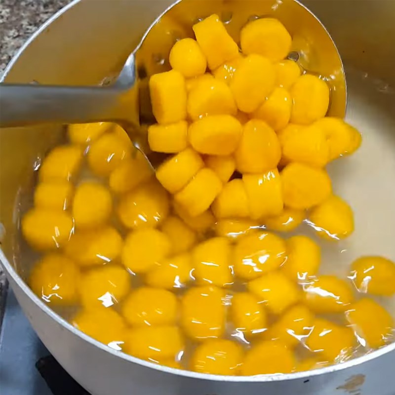 Bước 2 Làm hạt bí đỏ Chè bí đỏ đậu xanh