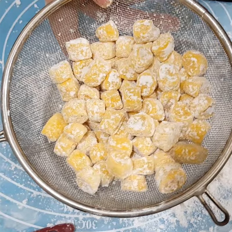 Bước 2 Làm hạt bí đỏ Chè bí đỏ đậu xanh
