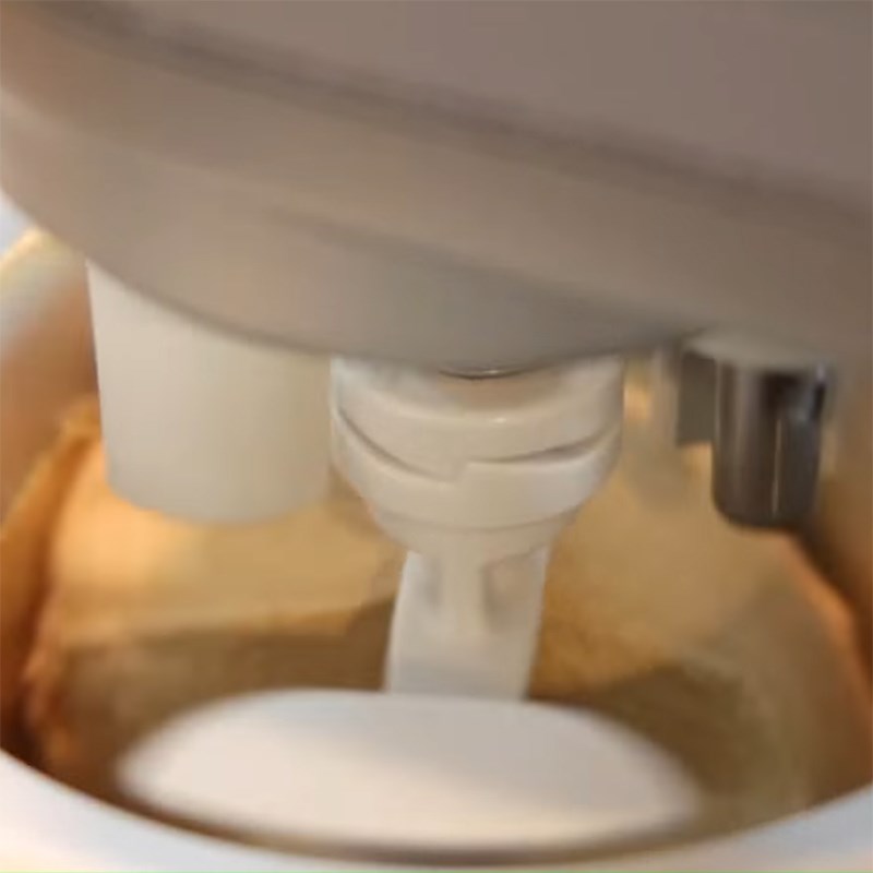 Bước 4 Làm kem Kem bơ đậu phộng mứt dâu tây