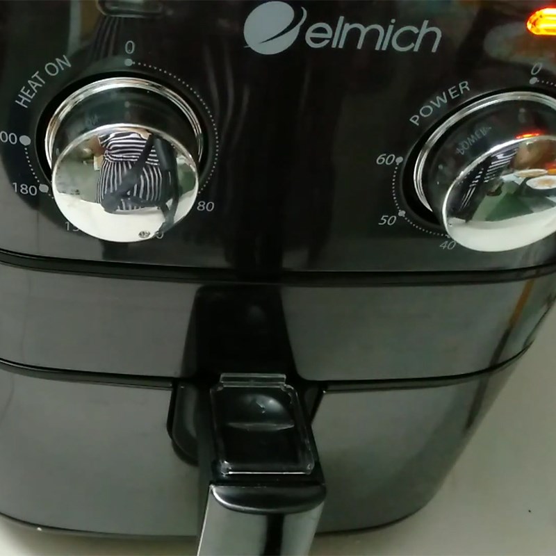 Bước 2 Làm khô tỏi Bột tỏi làm từ nồi chiên không dầu