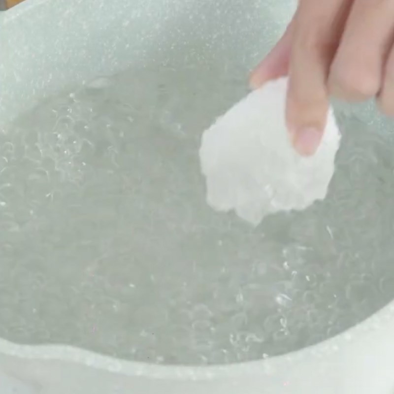 Bước 2 Làm nước đường Chè khúc bạch dùng gelatin
