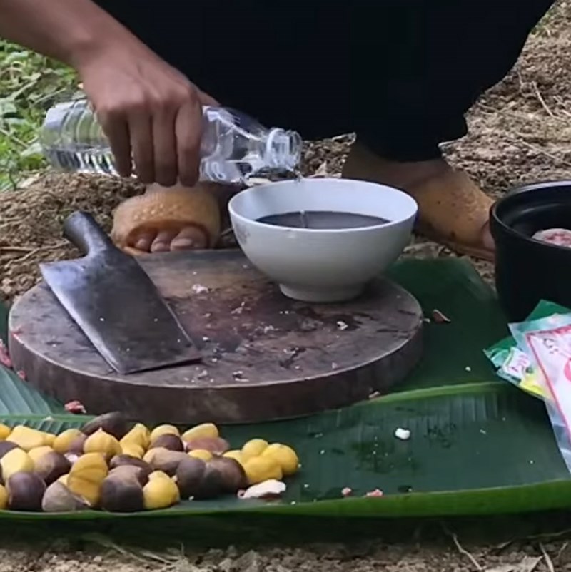 Bước 2 Làm nước hầm Chân giò hầm hạt dẻ