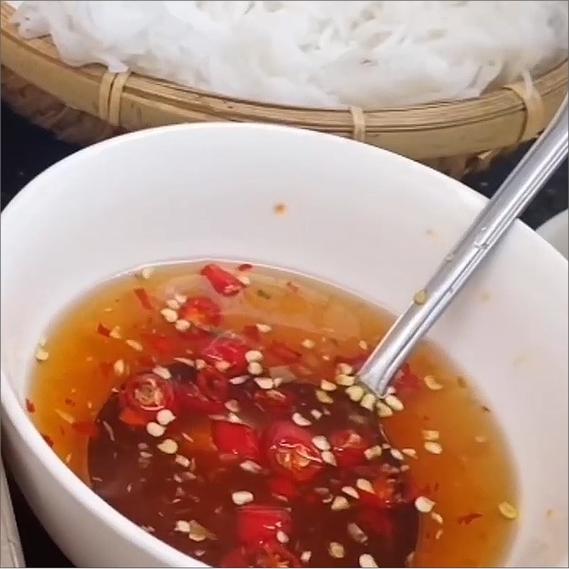 Bước 6 Làm nước mắm, mỡ hành Bún thịt nướng chả giò