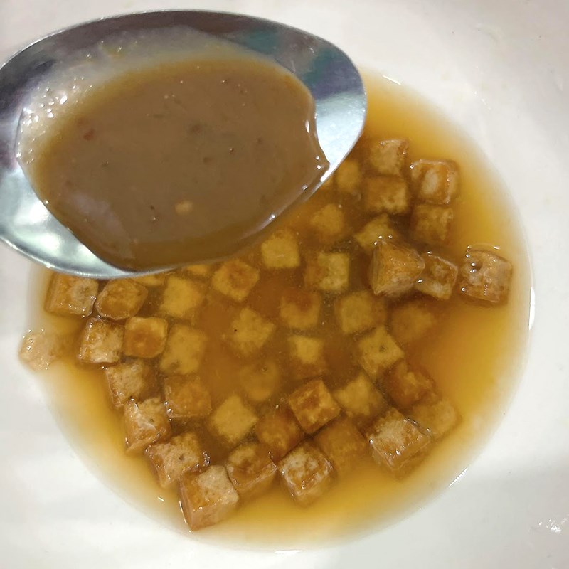 Bước 3 Làm nước sốt Gỏi đu đủ ba khía