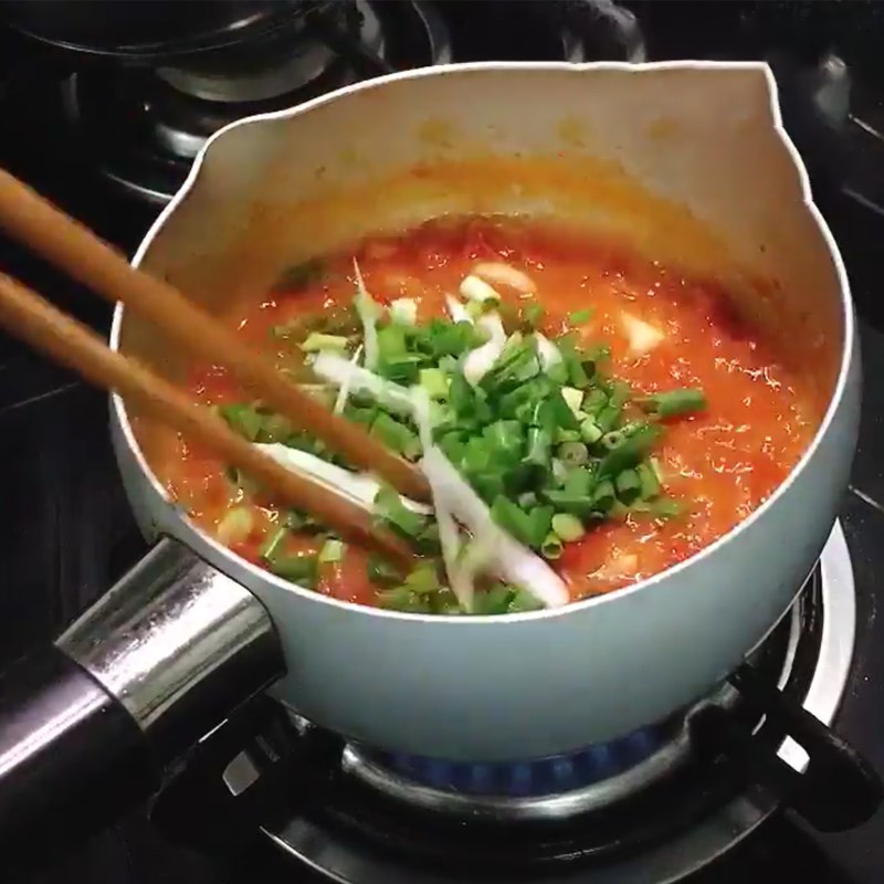 Bước 4 Làm nước sốt cà chua Cá basa kho cà chua