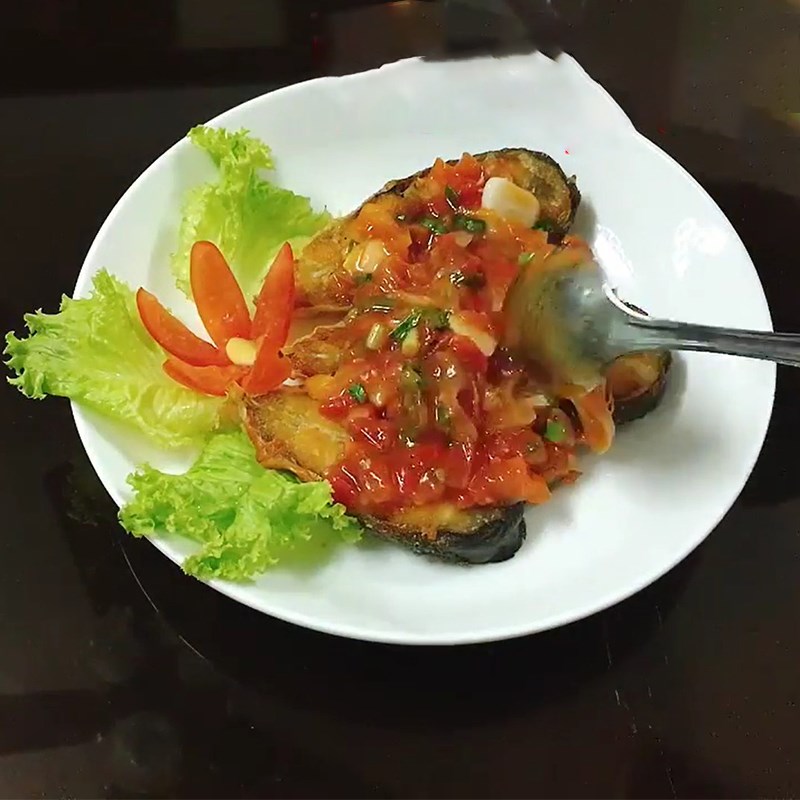 Bước 4 Làm nước sốt cà chua Cá basa kho cà chua