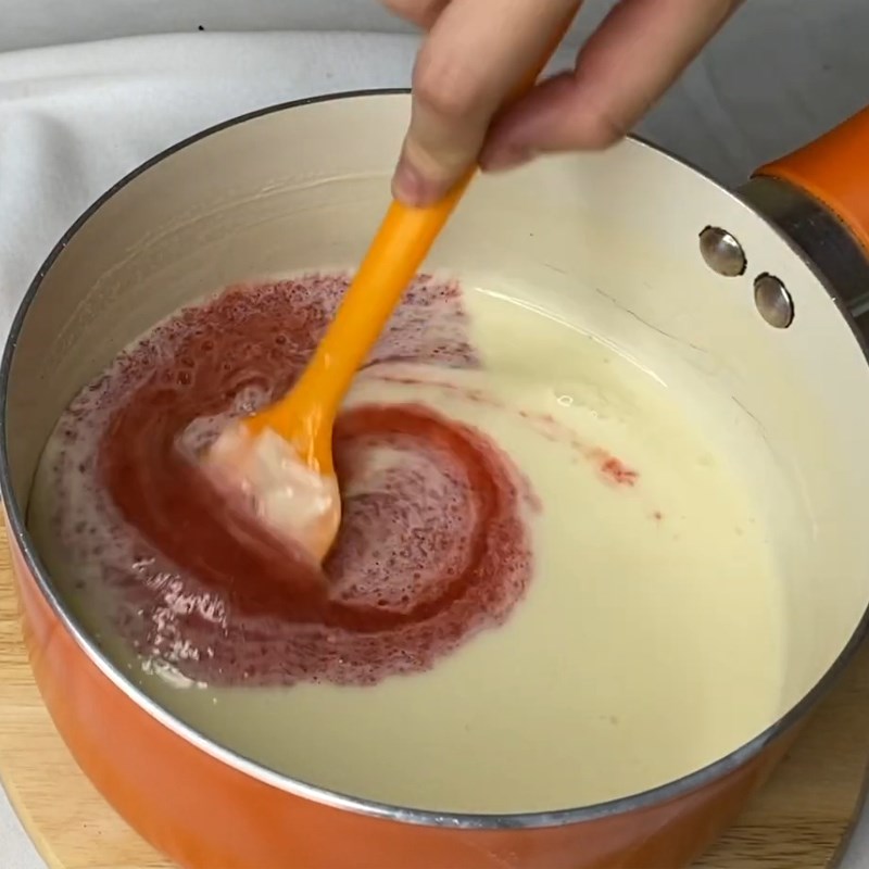 Bước 4 Làm phần pudding dâu Bánh pudding dâu