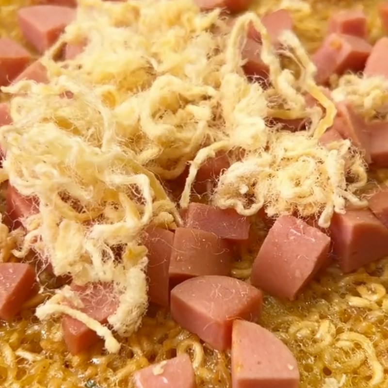 Bước 2 Làm pizza Pizza mì gói (Công thức được chia sẻ từ TikTok Cách Nấu Ngon cùng Cách Nấu Ngon)