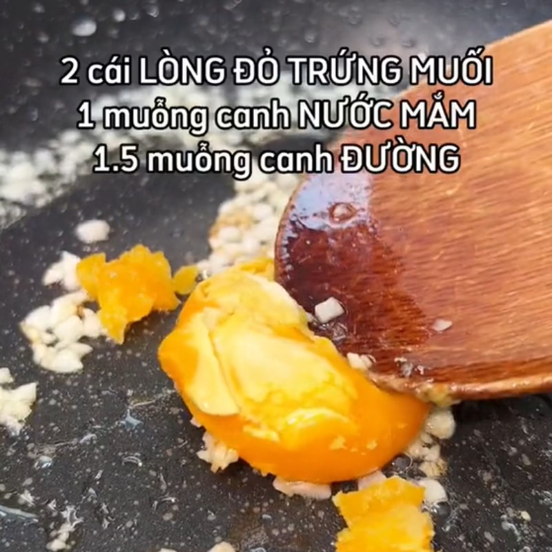 Bước 3 Làm sốt Nấm chiên giòn sốt trứng muối (Công thức được chia sẻ từ Tiktok Cách Nấu Ngon cùng Cách Nấu Ngon)