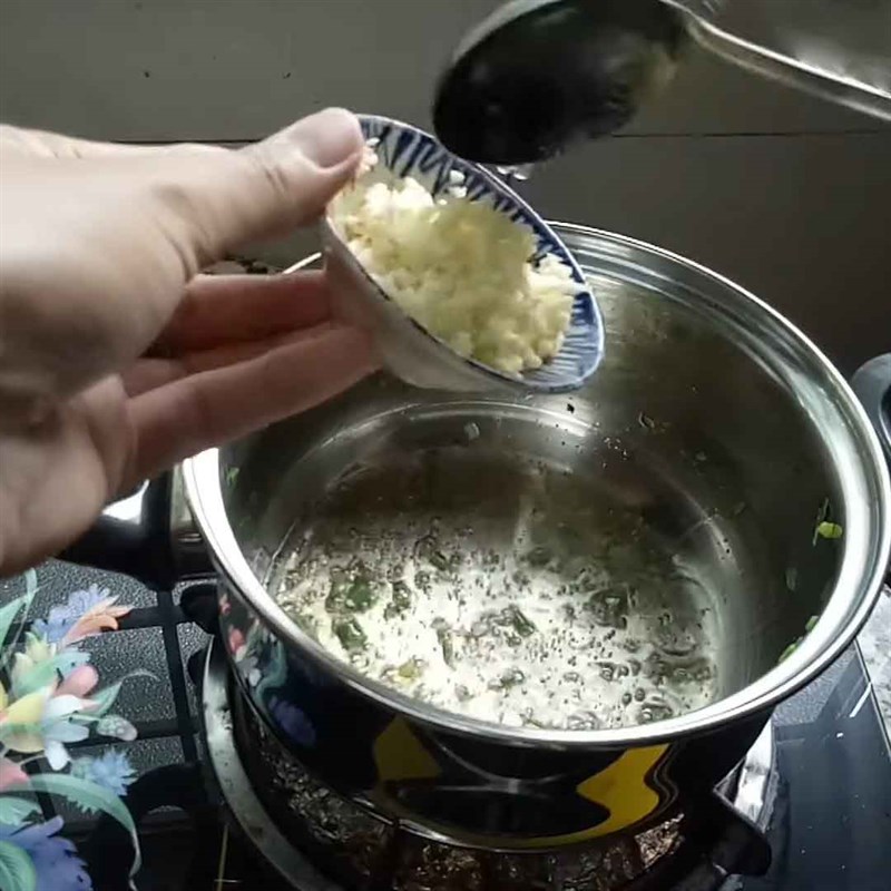 Bước 4 Làm sốt Xôi gà chiên nước mắm