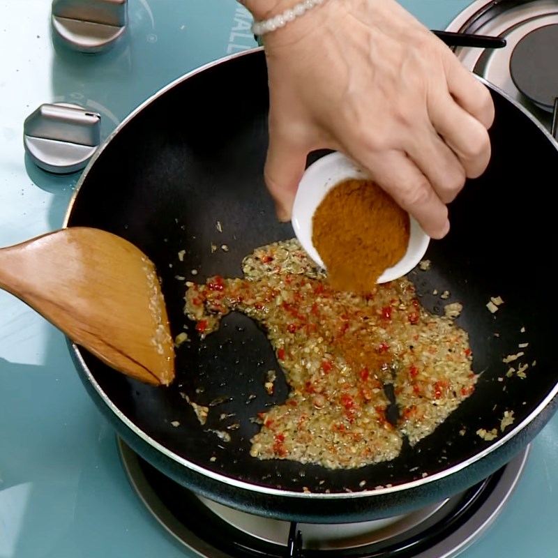 Bước 2 Làm sốt cà ri Cà ri khoai tây chay