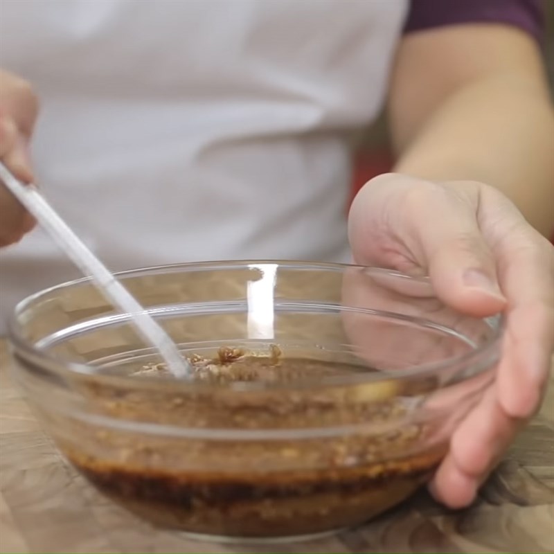 Bước 2 Làm sốt mè chấm gỏi Gỏi cuốn thịt gà đơn giản