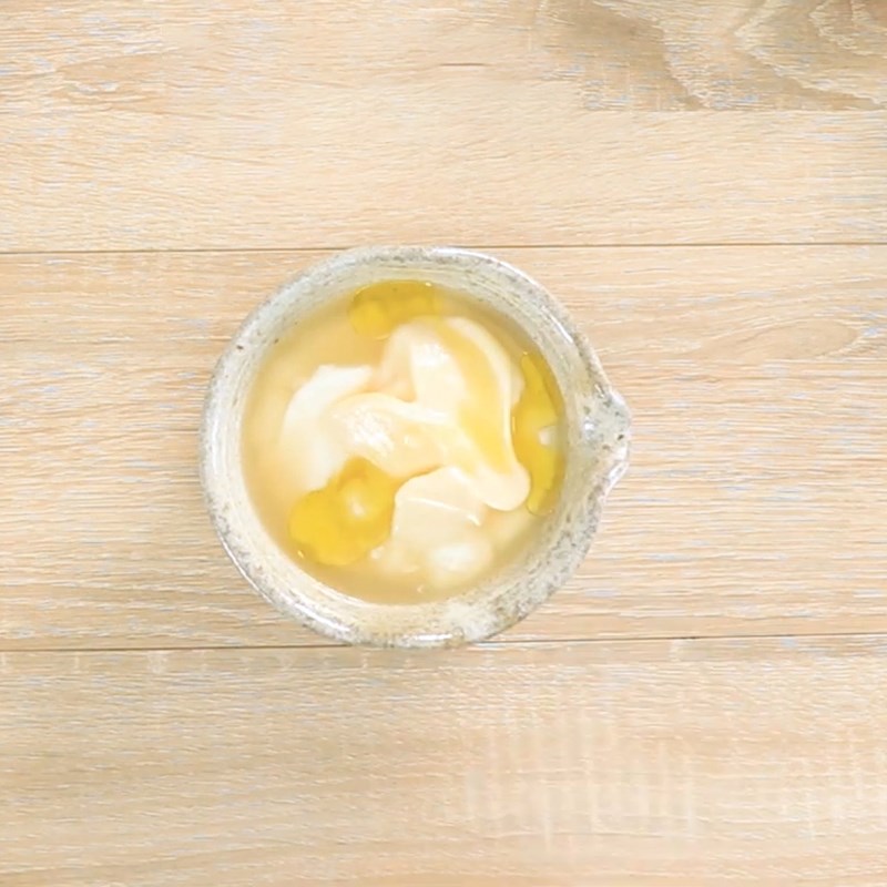 Bước 4 Làm sốt sữa chua Salad cá hồi sốt sữa chua