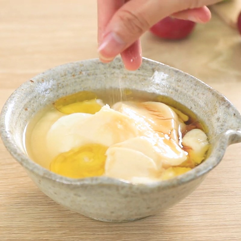 Bước 4 Làm sốt sữa chua Salad cá hồi sốt sữa chua