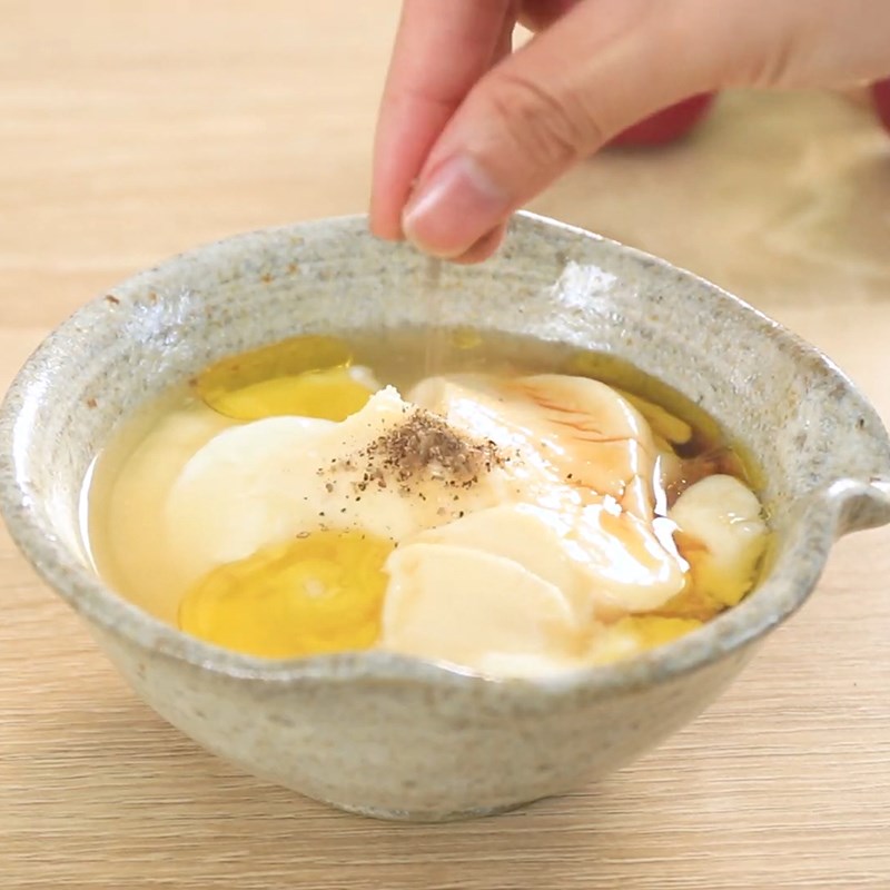 Bước 4 Làm sốt sữa chua Salad cá hồi sốt sữa chua