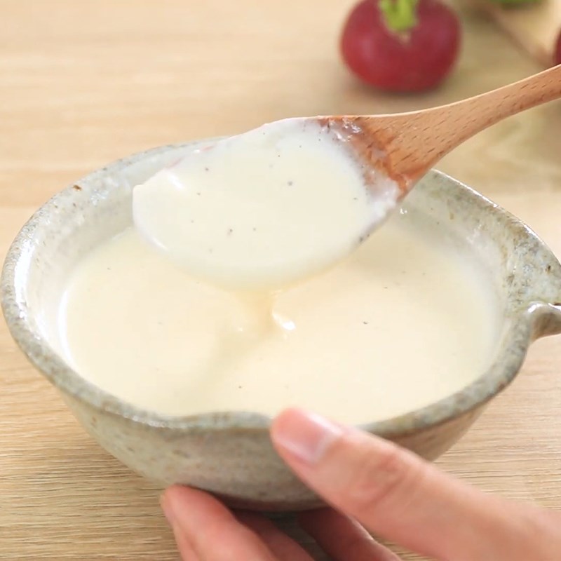 Bước 4 Làm sốt sữa chua Salad cá hồi sốt sữa chua