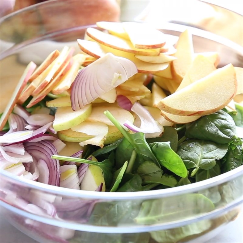 Bước 3 Trộn salad Salad rau bina táo và hạt óc chó
