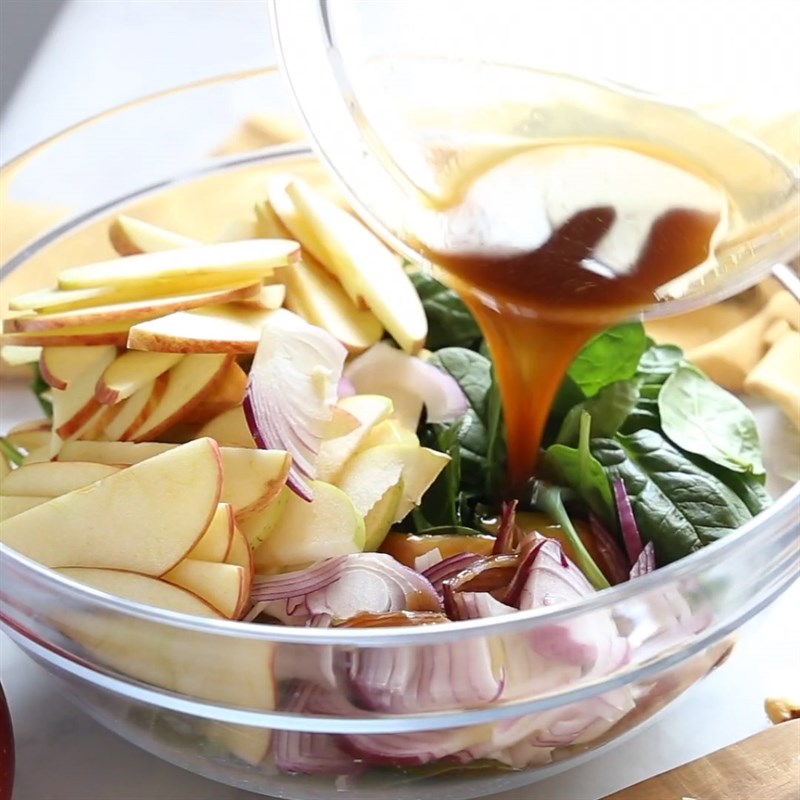 Bước 3 Trộn salad Salad rau bina táo và hạt óc chó