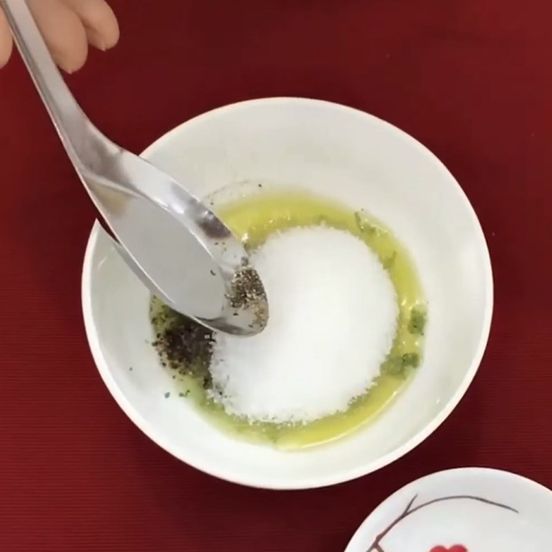 Bước 4 Làm sốt trộn salad Salad gà hạt óc chó