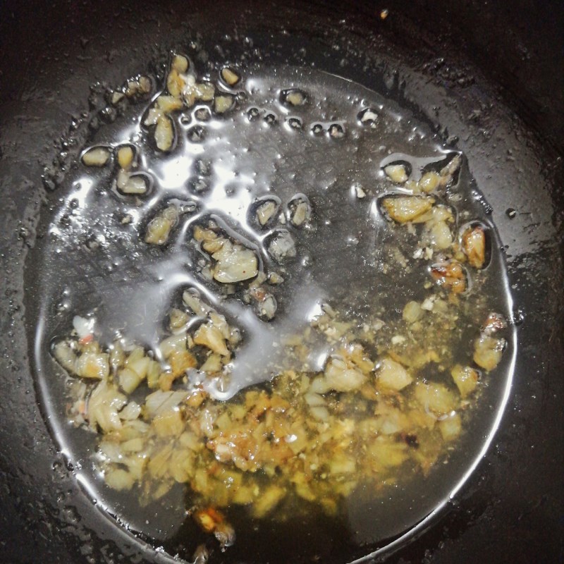Bước 3 Làm tôm sốt tỏi Salad rong nho với tôm tươi