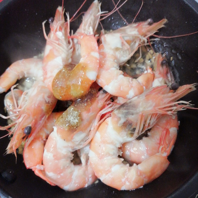 Bước 3 Làm tôm sốt tỏi Salad rong nho với tôm tươi
